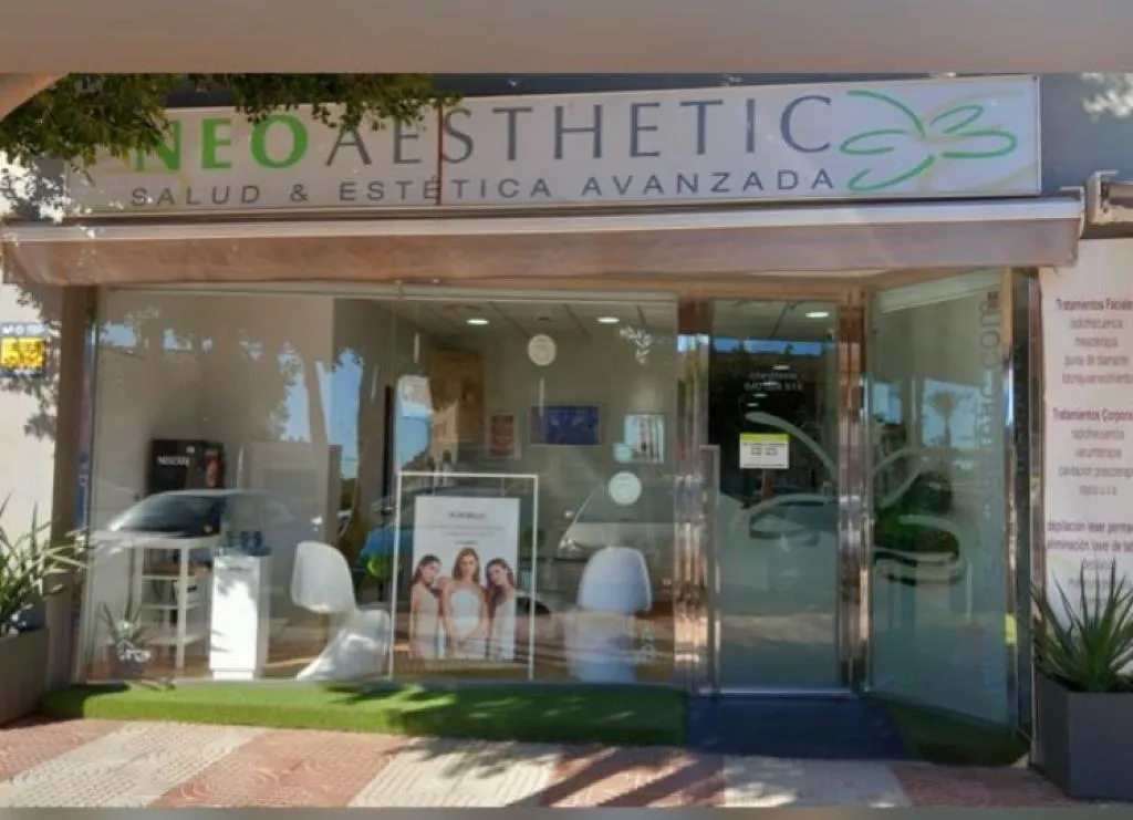 Fachada del centro de estética Neoaesthetic en Aguadulce